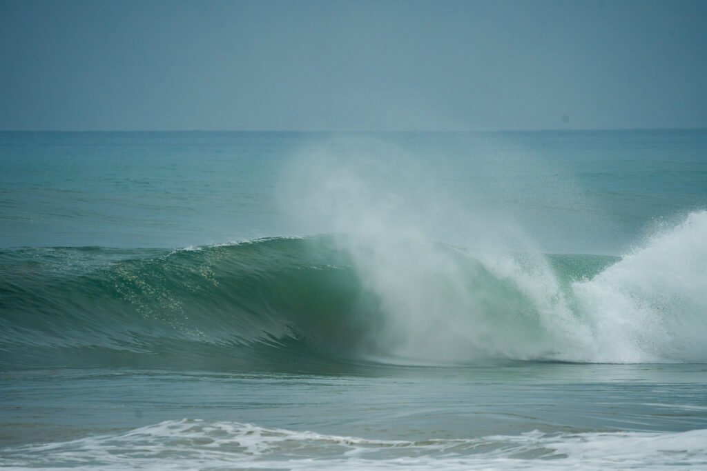 reef break wave spiting out
