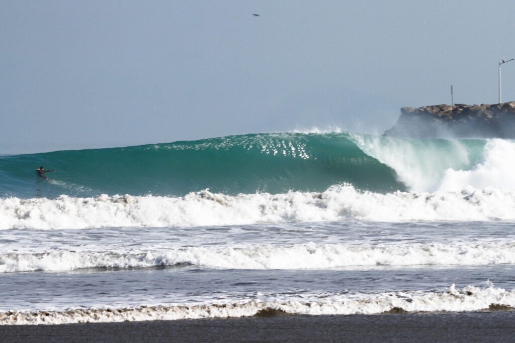 Manta perfect wave at a wedge