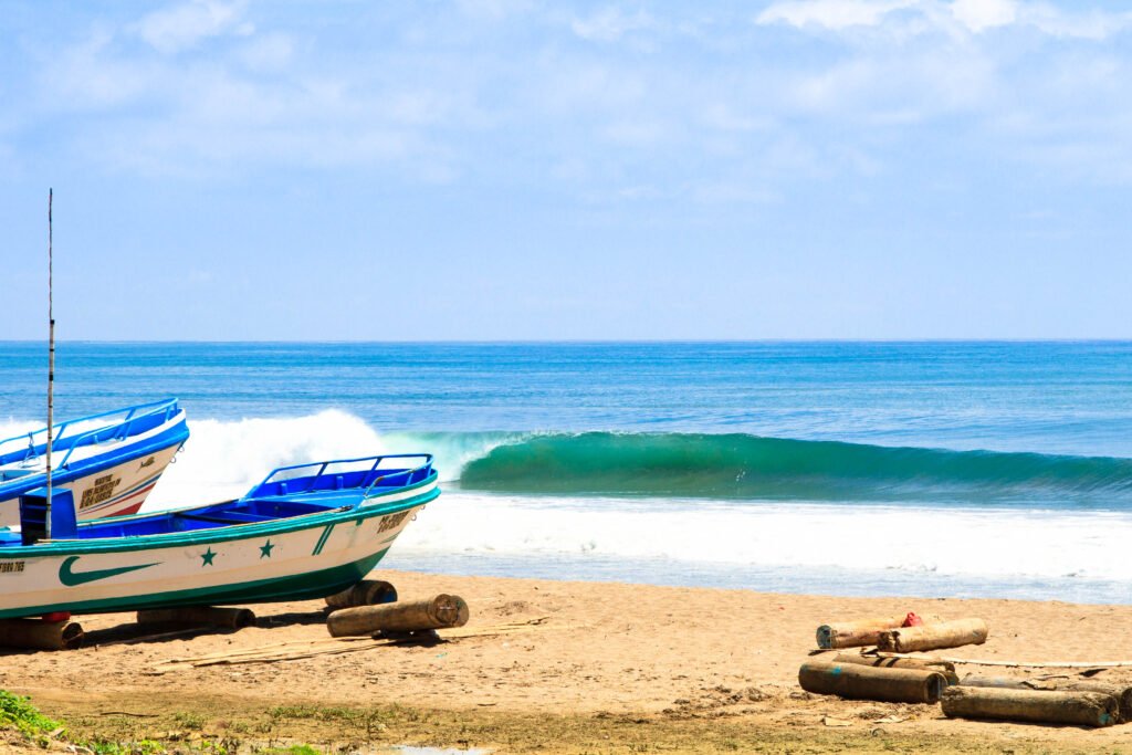 perfect hollow wave at Manta beach break