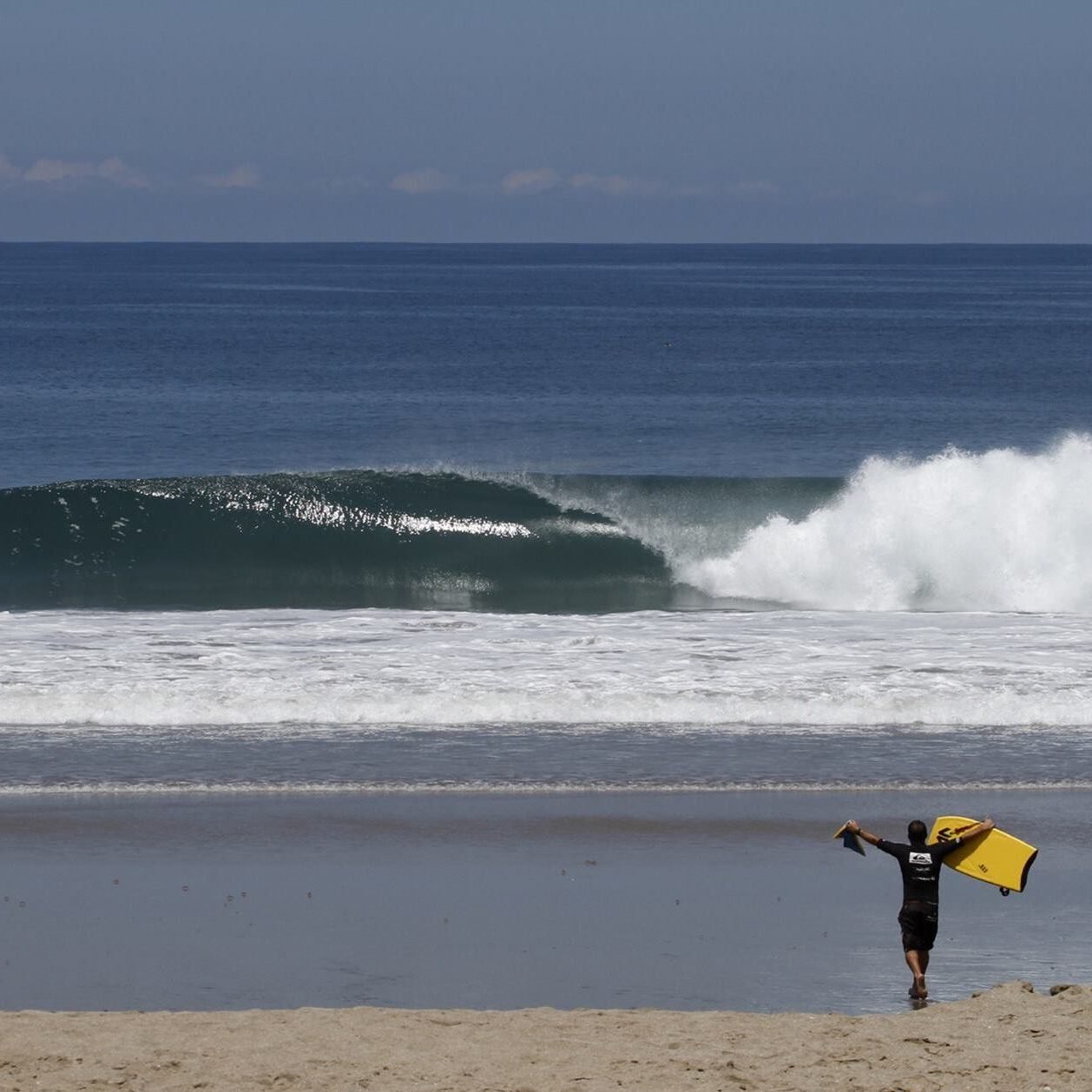 Perfect hollow wave a one of Manta beach break