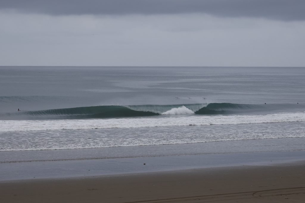 perfect hollow wave at manta beach break